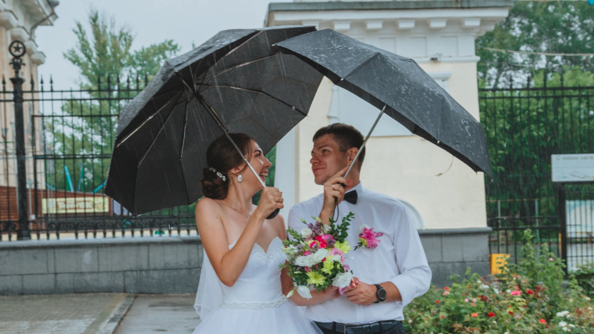 Hochzeit bei Regen: So plant ihr einen Plan B, der wirklich funktioniert